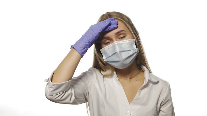 직업 라이프스타일 여자 유니폼 스트레스 실내 표정 건강 병원 피곤 가면 한명 사람 약 고통 환자 간호사 의사 슬픔 바이러스 좌절 고민 예방 두통 업무과다 문제 외과 어려움 우울증 헬프 코로나바이러스 4K MOV 해외동영상 클립영상 1 옷 감정 컨셉 의학 내부 생활 의료진 업무 도움 질병 동영상 파일형식