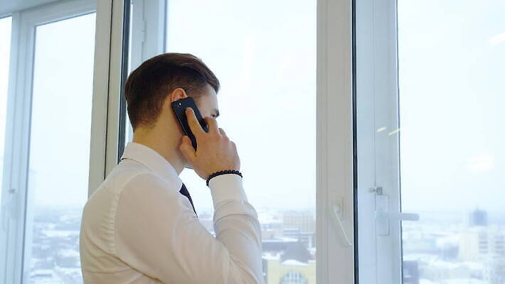 직업 라이프스타일 응시 남자 행복 여행 백그라운드 셔츠 비즈니스 사업가 통신 창문 모바일 노동자 세포 기술 실내 말하기 대화 한명 사람 건물 스마트폰 핸드폰 사무실 외침 흰색 비즈니스맨 전화기 스마트 경영자 부름 소통 경영 대패 프로젝트 4K MOV 해외동영상 클립영상 1 건축물 시선 감정 컬러 컨셉 상의 모션 내부 생활 전자제품 스마트기기 소리 직장인 리더 동영상 파일형식