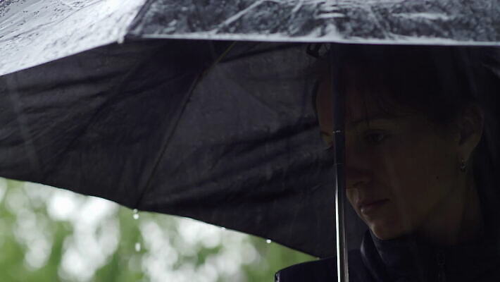 백인 라이프스타일 여자 감정 백그라운드 생각 우산 바람 날씨 한명 사람 성인 야외 여름 유행 걷기 검은색 젖음 추위 슬픔 가을 떨어짐 소프트포커스 아래 폭풍 뇌우 부정적 섬광 우울감 우울증 스타일 4K MOV 해외동영상 클립영상 자연요소 서양인 1 계절 컬러 컨셉 모션 촬영기법 생활 질병 방향 위치 동영상 파일형식