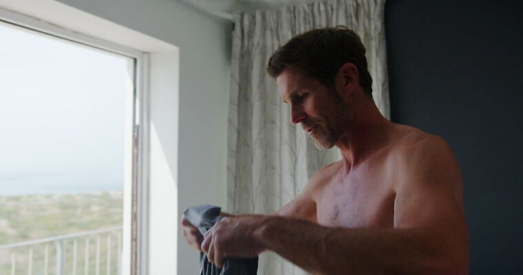 아침 영국 실내 한명 옆모습 침실 탱크톱 서식스 4K MOV 해외동영상 슬로모션 클립영상 주간 1 유럽 뷰포인트 상의 촬영기법 사람 내부 동영상 파일형식