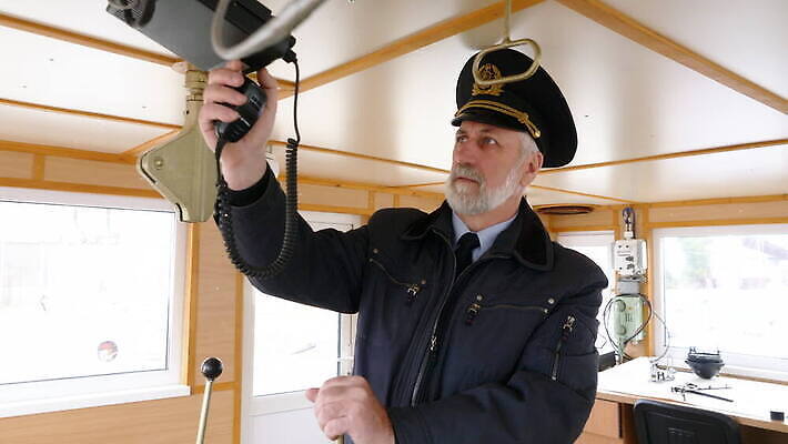 직업 남자 바다 여행 컨셉 교통시설 수염 항해 한명 사람 성인 내부 물 장비 운전 판넬 바퀴 보트 크루즈 갑판 손목시계 속도 라디오 함선 선원 네비게이션 설정 계기판 장교 제어 항해사 MOV 해외동영상 클립영상 자연요소 1 시계 교통 배_교통 장신구 모션 전자제품 시설 동영상 파일형식