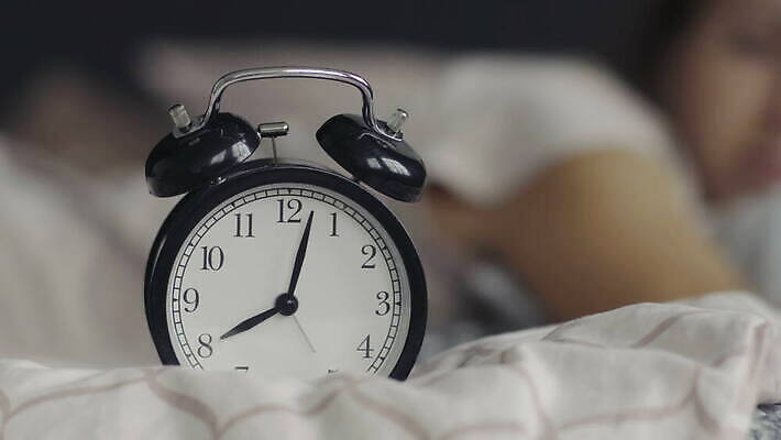 백인 라이프스타일 손 여자 시계 베개 아침 휴식 주택 갈색머리 실내 피곤 한명 사람 성인 뷰티 손상 침실 짜증 흰색 침대 시간 잠 좌절 속도 공포 4K MOV 해외동영상 클립영상 주간 서양인 1 헤어스타일 감정 컬러 가구 컨셉 침구 내부 건물 생활 신체부위 동영상 파일형식