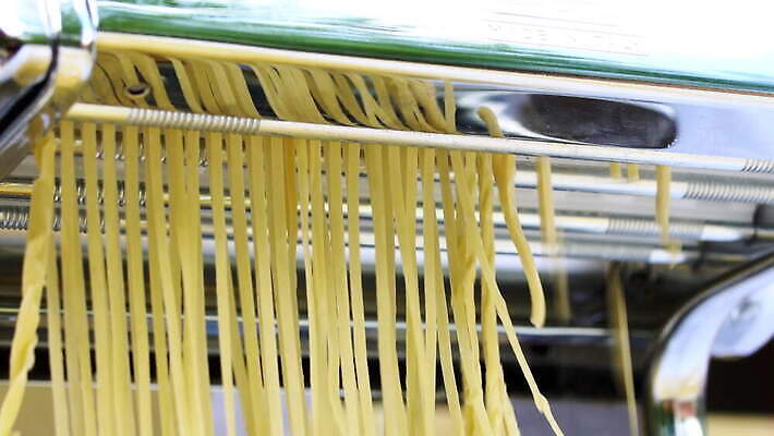 손 여자 줄 음식 빵 탁자 추상 주택 건조 파스타 건강 스파게티 관리 사람 사람없음 햇빛 노란색 기계 이탈리아 면 업무 수프 자르기 시리얼 국수 반죽 만들기 밀가루 라비올리 라자냐 마카로니 이스트 특별함 핸드메이드 토르텔리니 4K MOV 해외동영상 클립영상 유럽 컬러 가구 컨셉 무늬 모션 서양음식 건물 신체부위 태양 면류 작업 이탈리아음식 가루 동영상 파스타면 파일형식