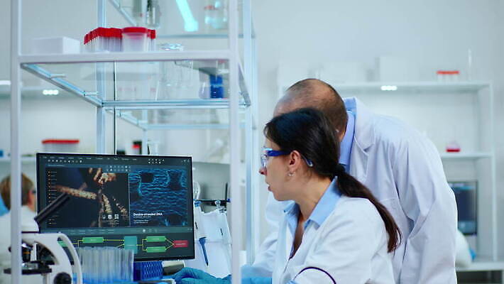 직업 과학 건강 현미경 실험 사람없음 치료 약 검은색 장비 간호사 의사 그룹 엔지니어 실험실 바이러스 보호 질병 생명공학 연구원 과학자 분석 직원 생물학 하이테크 미생물 다민족 혁명 개발 백신 전염병 화학자 코로나바이러스 4K MOV 해외동영상 클립영상 교육 컬러 컨셉 의학 생물 기술 실험기구 의료진 기술자 동영상 학자 파일형식