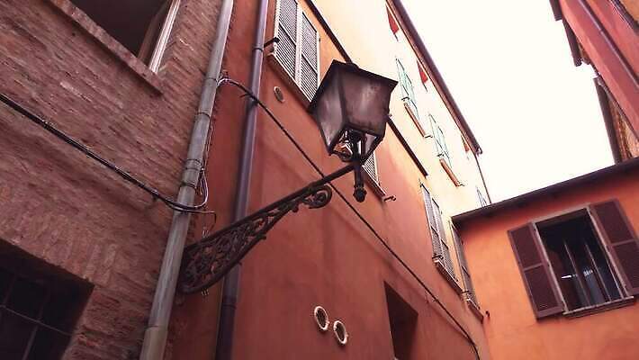 외관 가로등 건축양식 거리 주택 사람없음 야외 건물 문 자전거 이탈리아 골동품 조약돌 등불 도시 복도 중세 역사 재산 주차 천장 통로 아치 벽돌담 르네상스 방법 세기 옛날 4K MP4 해외동영상 클립영상 건축물 공공시설 건축 유럽 모션 벽돌 조명 금융 담장 바이크 돌_바위 동영상 파일형식