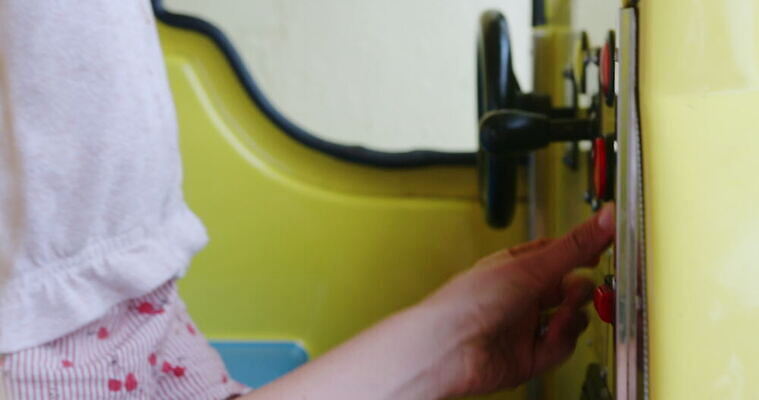 백인 여자 딸 엄마 영국 야외 두명 부모 금발 동전 넣기 서식스 4K MOV 해외동영상 클립영상 서양인 헤어스타일 유럽 돈 가족 모션 사람 동영상 파일형식