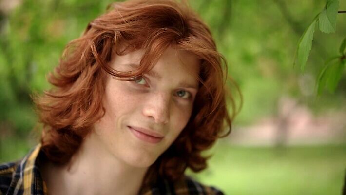 백인 모델 1 학생 라이프스타일 응시 공원 남자 유럽 얼굴 포즈 셔츠 한명 사람 소년 성인 야외 10대 유행 도시 시원함 생강 몽상가 스타일 힙스터 MP4 해외동영상 슬로모션 클립영상 서양인 시선 공공시설 패션 나라 어린이 상의 채소 청소년 촬영기법 생활 신체부위 동영상 파일형식