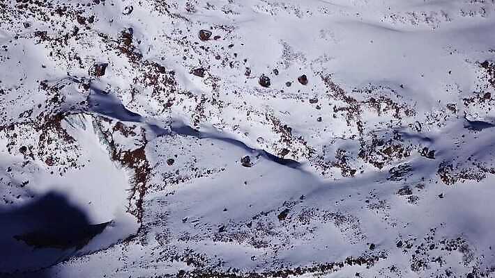 유럽 여행 겨울 배낭 자국 하늘 성공 산 안테나 사람 사람없음 태양 산책 등산 트래킹 하이킹 추위 흰색 그룹 위험 산등성이 빙하 알프스 암초 드론 산악가 절정 카자흐스탄 4K 알마티 MP4 해외동영상 클립영상 자연요소 계절 나라 아시아 컬러 컨셉 가방 통신 레저 휴식 동영상 파일형식