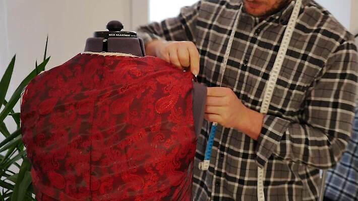 모델 직업 디자인 옷 산업 선 비즈니스 실내 줄자 한명 정장 성인 유행 재킷 장비 흰색 직물 업무 작업실 마네킹 바느질 디자이너 측정 오브젝트 분필 테이프 재단 재단사 공예가 핸드메이드 스타일 4K MP4 해외동영상 클립영상 1 컬러 문구용품 자 사람 내부 외투 작업 초크 동영상 파일형식