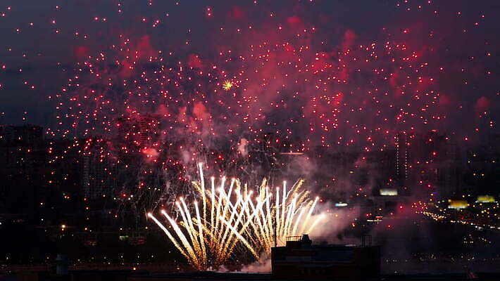 행복 컬러 백그라운드 하늘 불 추상 휴가 기념 폭죽 미술 이벤트 사람없음 빨간색 빛 컬러풀 파티 축제 어둠 축하 야간 폭발 7월 4K MOV 해외동영상 클립영상 자연요소 감정 컨셉 무늬 문화예술 날짜 동영상 파일형식