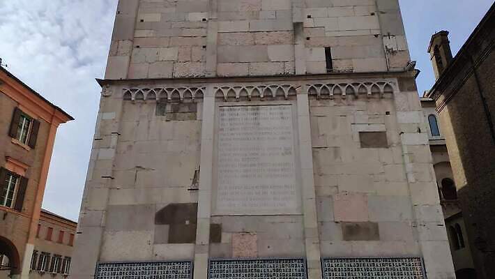 유럽 건축양식 하늘 거리 사람없음 야외 건물 파란색 조각상 성당 교회 탑 이탈리아 세계문화유산 종 도시 사찰 중세 역사 재산 정사각형 대성당 타운 종탑 랜드마크 로마네스크 바실리카 4K MOV 해외동영상 클립영상 도형 건축물 건축 나라 컬러 종교건축 금융 조형물 문화재 동영상 파일형식