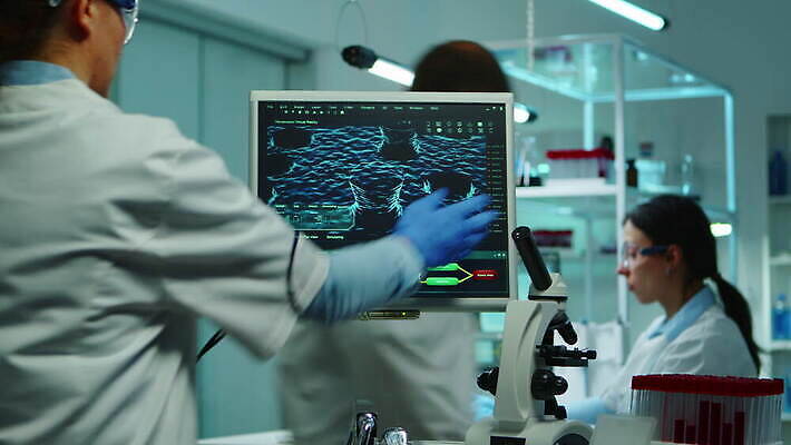 직업 과학 건강 현미경 실험 사람없음 치료 약 장비 간호사 의사 그룹 엔지니어 실험실 바이러스 보호 질병 야간 저녁 연구원 과학자 분석 직원 생물학 하이테크 미생물 혁명 개발 백신 전염병 화학자 코로나바이러스 4K MOV 해외동영상 클립영상 자연요소 교육 컨셉 의학 생물 기술 실험기구 의료진 기술자 동영상 학자 파일형식