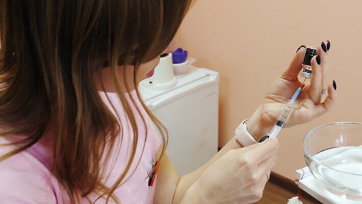 1 손 여자 얼굴 컨셉 신체 건강 병원 주사기 한명 사람 치료 뷰티 약 장비 환자 간호사 의사 흰색 혈액 닫기 질병 수집 주사약 테라피 당뇨병 돌봄 백신 복용 예방접종 인슐린 포도당 4K MOV 해외동영상 클립영상 컬러 의학 의료기기 모션 신체부위 의료진 동영상 접종 파일형식