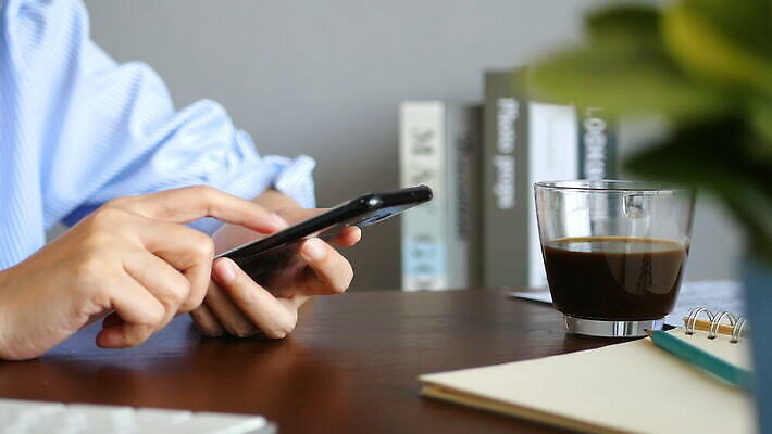 라이프스타일 인터넷 텍스트 통신 모바일 대화 한명 스마트폰 핸드폰 쇼핑 디지털 스크린 터치 게임 잡기 네트워크 서핑 메시지 뉴스 어플리케이션 연결 전화기 스마트 읽기 질서 온라인 전자상거래 문자메시지 소셜 소셜미디어 업데이트 터치스크린 셀룰러 4K MOV 해외동영상 클립영상 1 컨셉 모션 놀이 말하기 사람 생활 전자제품 스마트기기 수상스포츠 예절 동영상 파일형식