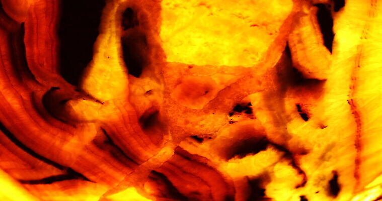 디자인 컬러 백그라운드 패턴 유리 추상 조명 미술 사람없음 장식 물 빛 뷰티 반사 노란색 디지털 젖음 추위 물방울 소프트포커스 브레이크 크리스탈 빗방울 질감 다이아몬드 유리그릇 블러 블러효과 새기다 인공 비어있는 4K MOV 해외동영상 클립영상 자연요소 그릇 무늬 재질 문화예술 촬영기법 비_날씨 광석 보석 동영상 파일형식 효과