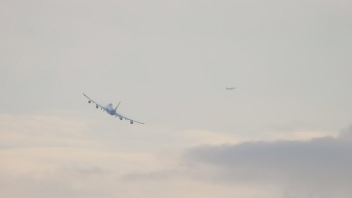 구름 여행 날개 교통시설 하늘 비행기 사람없음 파란색 화물 흰색 떨어짐 항공 속도 상업 오르기 제트기 승객 우주산업 대패 4K MOV 해외동영상 클립영상 자연요소 산업 컬러 교통 컨셉 항공교통 모션 대중교통 우주 운송업 시설 동영상 파일형식