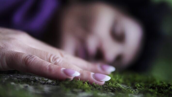 직업 손 웰빙 행복 감정 컨셉 생각 성공 휴식 건강 이끼 사람없음 뷰티 희망 기쁨 꿈 터치 자유 신선 못 비즈니스우먼 호흡 명상 몽상가 무료 4K MP4 해외동영상 클립영상 여자 비즈니스 신체부위 공구 직장인 동영상 파일형식