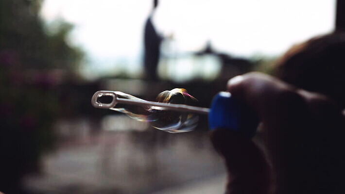 손 손가락 지팡이 사람없음 야외 아웃포커스 장난감 닫기 플라스틱 불기 스위스 베른 MOV 해외동영상 슬로모션 클립영상 유럽 모션 재질 촬영기법 신체부위 동영상 파일형식