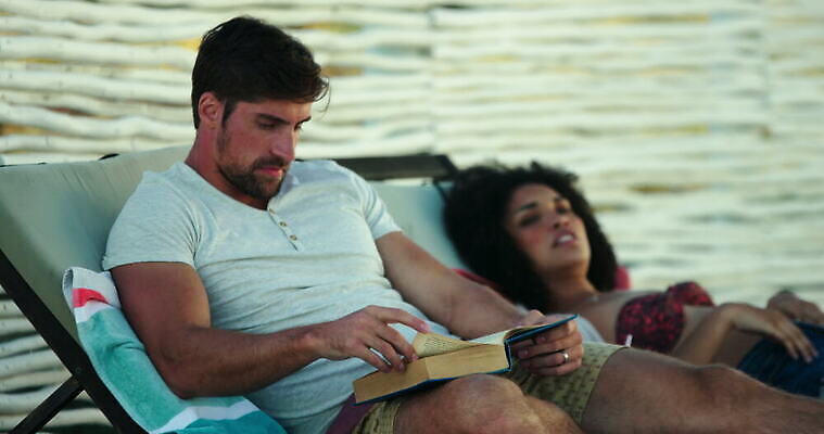 백인 커플 여자 남자 여행 가구 의자 아프리카 청소년 휴가 휴식 잉글랜드 함께함 앉기 20대 성인 야외 두명 책 30대 독서 기댐 거짓말 남아프리카 케이프타운 패닝샷 성인여자만 혼혈 4K MOV 해외동영상 클립영상 서양인 나라 생활용품 컨셉 관계 모션 영국 촬영기법 사람 청년 장년 다문화 동영상 남아프리카공화국 여자만 성인만 파일형식