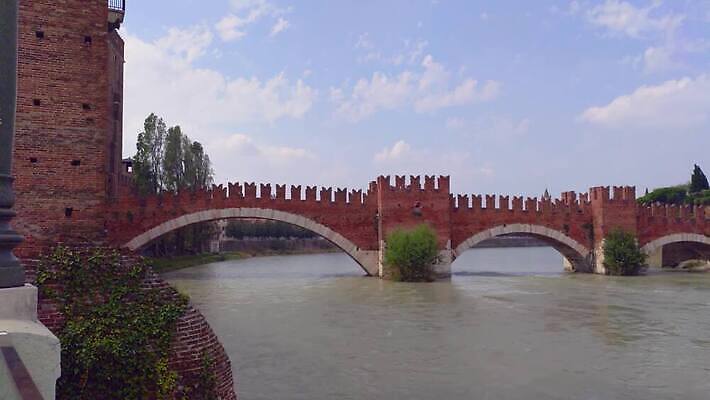 전통 공공시설 유럽 문화 벽 여행 건축양식 벽돌 사람없음 야외 빨간색 물 강 탑 이탈리아 골동품 도시 역사 보호 아치 타운 강화 랜드마크 베로나 옛날 4K MP4 해외동영상 클립영상 자연요소 건축물 건축 나라 컬러 컨셉 시설 동영상 파일형식