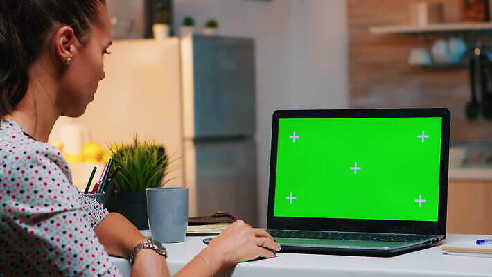백인 템플릿 라이프스타일 여자 인터넷 통신 가족 열쇠 주택 직장 대화 앉기 사람없음 내부 초록색 노트북 학습 컴퓨터 독서 디지털 주방 스크린 관찰 업무 작업 비즈니스우먼 연결 책상 검색 부름 멀리 온라인 동영상 영상통화 프리랜서 목업 크로마키 웨비나 4K MOV 해외동영상 클립영상 서양인 직업 교육 컬러 가구 회사 비즈니스 관계 모션 말하기 사람 건물 생활 전자제품 직장인 통화 세미나 파일형식 언택트