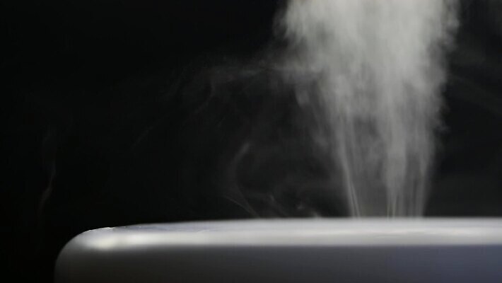 백그라운드 건강 사람없음 물 검은색 어둠 습기 젖음 촉촉함 안개 흰색 물방울 고리 호흡기관 연기 호흡 수증기 수분 분무기 수분크림 천식 카피스페이스 비어있는 MP4 해외동영상 클립영상 자연요소 컬러 날씨 화장품 공백 장기_의학 질병 동영상 파일형식