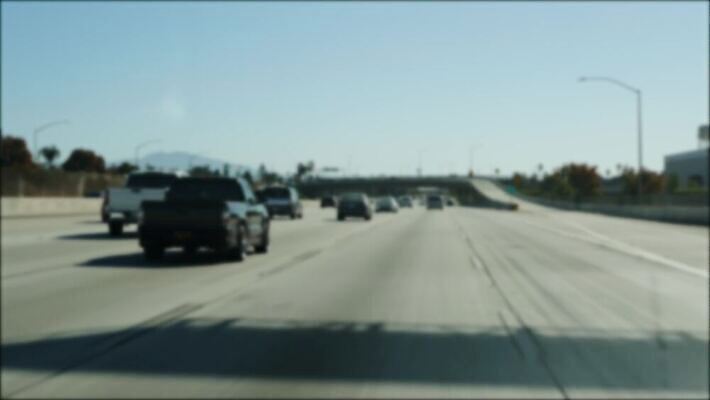 도로 교통시설 자동차 유리 간판 실내 사람없음 아웃포커스 미국 운전 차도 도시 고가도로 고속도로 소프트포커스 방향 교차로 속도 바쁨 캘리포니아 탐색 남쪽 로스앤젤레스 교외 길가 블러 블러효과 산티아고 서쪽 자동 통근 4K MP4 해외동영상 클립영상 길 육상교통 교통 북아메리카 모션 재질 촬영기법 내부 시설 출근 동영상 파일형식 효과