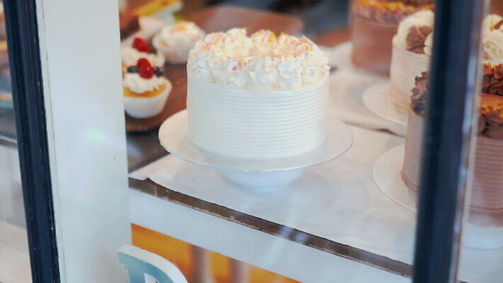 디자인 음식 백그라운드 창문 디저트 영국 잉글랜드 사탕 사람없음 장식 파란색 세트 컬러풀 갈색 노란색 쿠키 케이크 초콜릿 얼음 빵집 소용돌이 흰색 대접 달콤 맛 설탕 컵케이크 굽기 먹기 크림 런던 산딸기 머핀 토핑 바닐라 반투명 브라우니 페스츄리 해로움 핸드메이드 프로스팅 맛있는 버터크림 4K MOV 해외동영상 클립영상 자연요소 유럽 빵 컬러 컨셉 과일 모션 상점 회오리 구이 제빵 동영상 파일형식