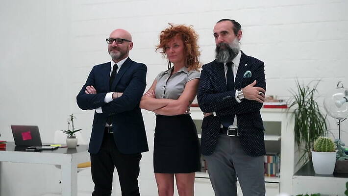 백인 남자 비즈니스 사업가 바지 넥타이 실내 서기 정장 두명 세명 치마 사무실 이탈리아 재킷 비즈니스맨 비즈니스우먼 책상 일렬 밀라노 MOV 해외동영상 클립영상 서양인 직업 잡화 옷 여자 유럽 가구 모션 하의 사람 내부 외투 직장인 동영상 파일형식