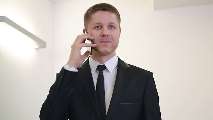 백인 직업 남자 백그라운드 컨셉 비즈니스 사업가 통신 성공 넥타이 모바일 노동자 세포 대화 한명 사람 스마트폰 핸드폰 사무실 외침 듣기 흰색 비즈니스맨 연결 중개인 경영자 부름 경영 고용 치프 MOV 해외동영상 클립영상 서양인 1 잡화 컬러 모션 말하기 전자제품 스마트기기 소리 구직 직장인 리더 동영상 채용 파일형식