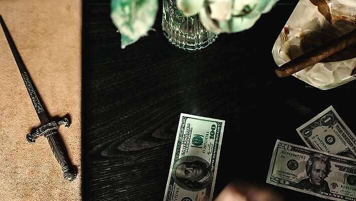 손 응시 행복 백그라운드 지폐 돈 비즈니스 탁자 성공 앉기 사람없음 내부 금융 달러 검은색 이탈리아 거래 잡기 비즈니스맨 범죄 재산 떨어짐 주기 복고 뇌물 단검 깡패 고립 마피아 불법 승자 옛날 많음 4K MP4 해외동영상 클립영상 시선 남자 감정 유럽 무기 컬러 가구 컨셉 모션 신체부위 경제 직장인 검 동영상 파일형식