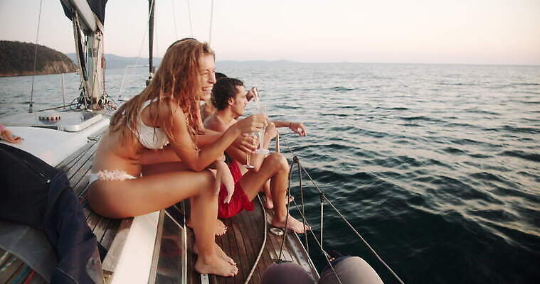 백인 라이프스타일 여자 남자 수영복 음료 여행 요트 관계 청소년 휴가 함께함 항해 웃음 앉기 동양인 여러명 20대 야외 10대 물 운동복 비키니 뷰티 와인 우정 마시기 잡기 보트 재산 고급 샴페인 지중해 스파클링와인 성인남자만 성인여자만 4K MOV 해외동영상 클립영상 자연요소 서양인 옷 바다 다수 컨셉 배_교통 모션 주류 표정 사람 인종 청년 생활 금융 친구 동영상 탄산 남자만 여자만 성인만 파일형식