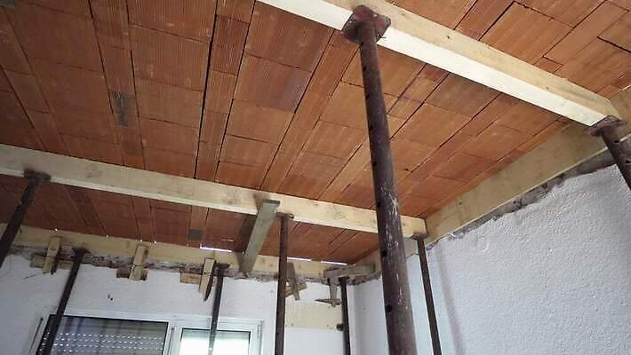 직업 디자인 외관 산업 벽 건축양식 지붕 바닥 주택 프레임 사람없음 내부 건물 목재 방 건설현장 업무 재산 수리 널 아래 목공예 뼈대 잡동사니 개발 복원 수목 진짜 4K MP4 해외동영상 클립영상 나무 건축물 건축 재료 건설업 금융 작업 공예 방향 위치 동영상 파일형식