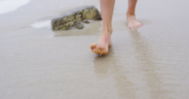 백인 모래 바다 맨발 휴식 한명 사람없음 야외 걷기 침묵 젖음 남아프리카 케이프타운 4K 트래킹숏 MOV 해외동영상 클립영상 서양인 1 컨셉 모션 발 아프리카 촬영기법 사람 소리 동영상 남아프리카공화국 파일형식