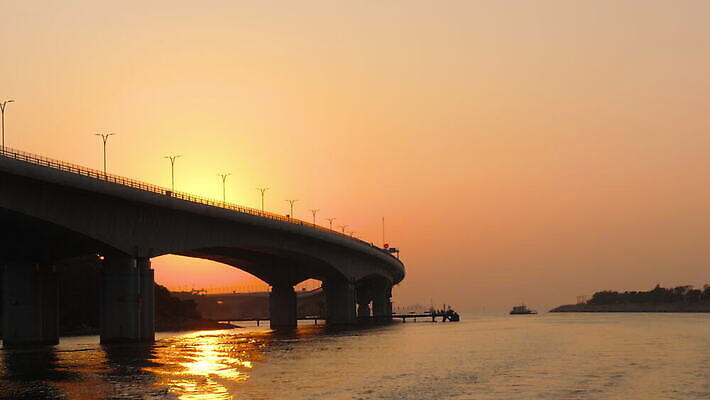 공공시설 아시아 물결 바다 섬 여행 통신 교통시설 사람없음 야외 물 파란색 여행객 중국 황혼 일몰 황금 수로 홍콩 기간 마카오 프로젝트 수평선 4K MOV 해외동영상 클립영상 자연요소 나라 컬러 교통 사람 노을 시설 동영상 파일형식