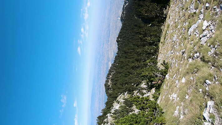 스포츠 여행 배낭 자연 산 사람없음 등산 트래킹 하이킹 황무지 정상 위험 고도 그리스 오르기 신화 그리스인 발칸반도 산악가 원정 절정 하이커 1인칭시점 4K MOV 해외동영상 클립영상 서양인 시선 유럽 컨셉 가방 모션 레저 생태계 동영상 파일형식