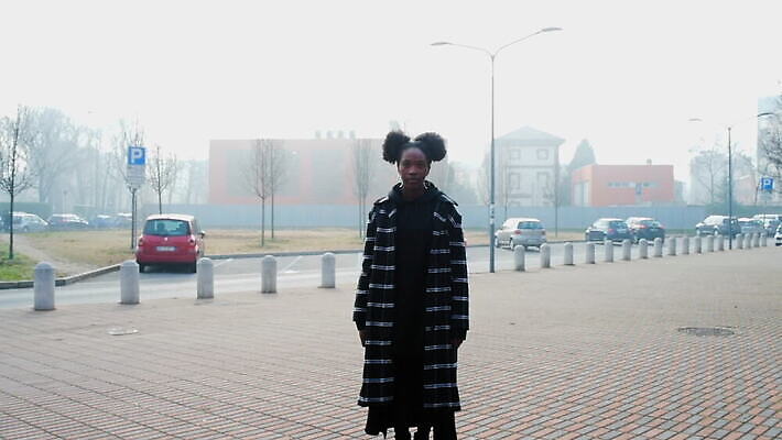 라이프스타일 웰빙 응시 여자 행복 도로 자동차 청소년 날씨 한명 서기 미소 웃음 20대 야외 건물 캐주얼 유행 이탈리아 안개 도시 보행로 아프리카인 개성 밀라노 성인여자만 성인여자한명만 힙스터 남유럽 MOV 해외동영상 클립영상 외국인 1 건축물 시선 옷 패션 감정 유럽 길 육상교통 교통시설 모션 표정 사람 청년 생활 동영상 여자만 여자한명만 성인만 파일형식