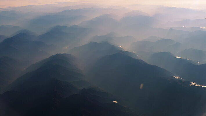 여행 창문 교통시설 하늘 날씨 산 비행기 안테나 미술 사람없음 강 중국 안개 분위기 항공 제트기 엔진 대패 로키산맥 수평선 4K MOV 해외동영상 클립영상 아시아 교통 컨셉 통신 항공교통 문화예술 대중교통 시설 동영상 파일형식