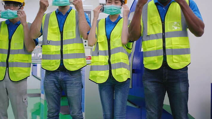 직업 유럽 산업 얼굴 비즈니스 공장 노동자 건강 가면 마스크 미소 안전 사람 동양인 여러명 기계 화물 업무 그룹 엔지니어 바이러스 제조 보호 위생 헬멧 창고 경영자 공학 돌봄 위기 제어 착용 코로나바이러스 뉴노멀 4K MOV 해외동영상 클립영상 교육 나라 다수 컨셉 공업 모션 표정 인종 신체부위 경제 운송업 작업 기술자 보호장비 리더 동영상 파일형식