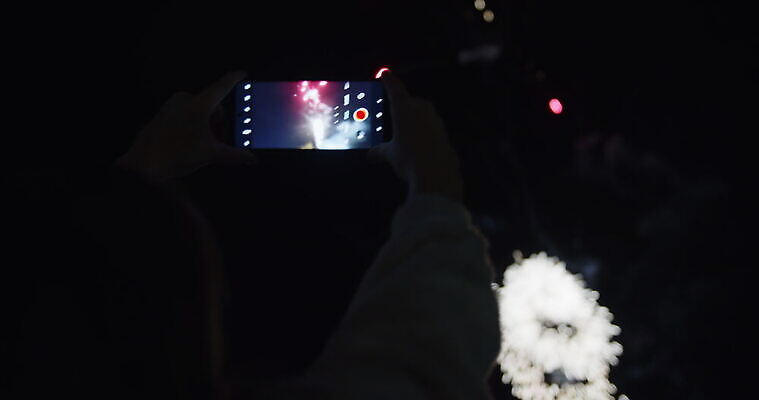 크리스마스 하늘 휴가 불꽃 새해 기념 사람없음 스마트폰 핸드폰 컬러풀 축제 축하 야간 독립 독립기념일 4K MOV 해외동영상 클립영상 자연요소 기념일 컬러 컨셉 불 전자제품 스마트기기 동영상 파일형식