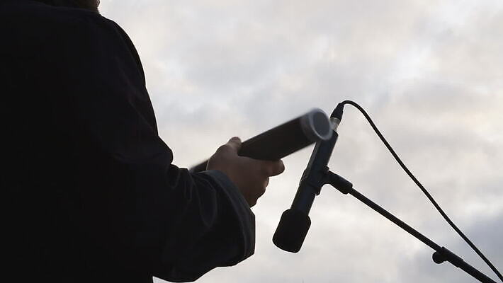 직업 옷 남자 문화 음악 모래 백그라운드 컨셉 놀이 타악기 기술 관리 사람 성인 사람없음 야외 축제 어둠 소리 콘서트 공연 연주자 음악가 축하 잡기 마이크 열정 연예인 히스패닉 리듬 생존 셰이커 효과 MOV 해외동영상 클립영상 감정 악기 음향기기 모션 문화예술 이벤트 동영상 파일형식