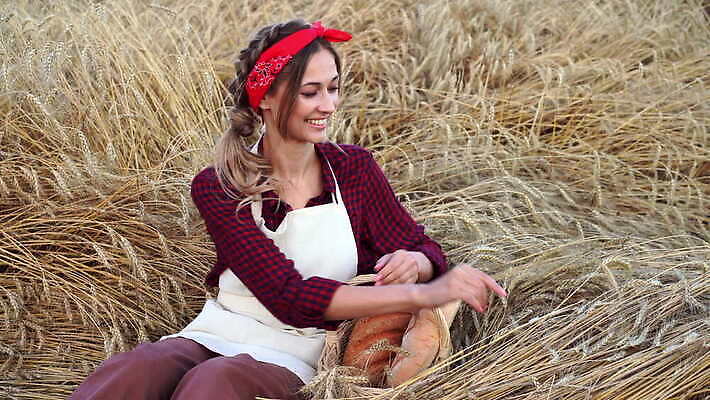 식물 백인 잡화 여자 행복 빵 밭 농업 비즈니스 건강 관리 씨앗 한명 미소 사람 앉기 야외 농작물 태양 바구니 앞치마 수확 성장 껍질 시골 신선 잡기 황금 농부 상품 낟알 밀 굽기 유기농 스파이크 덩어리 밭일 숙성 제빵사 페스츄리 4K MOV 해외동영상 클립영상 자연요소 서양인 직업 1 웰빙 감정 산업 음식 모션 곡류 표정 구이 동영상 파일형식