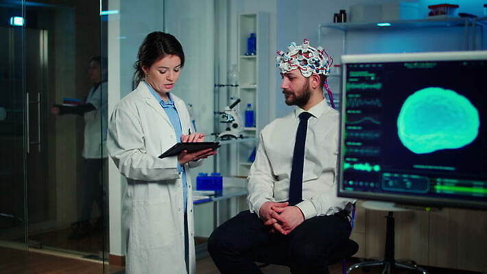 과학 건강 병원 실험 스터디 컴퓨터 알약 약 머리 스크린 헤드폰 기계 장비 환자 의사 정보 마음 진화 실험실 질병 연구원 질문 과학자 분석 뇌 시설 하이테크 조절 개발 스캐너 4K MOV 해외동영상 클립영상 직업 음향기기 컨셉 의학 기술 신체부위 전자제품 학습 의료진 소방 동영상 학자 파일형식