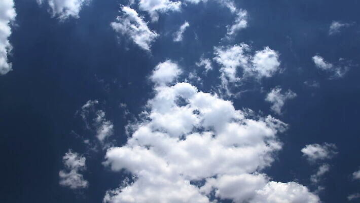 구름 컬러 백그라운드 자연 하늘 날씨 풍경 사람없음 야외 가로 여름 파란색 빛 햇빛 태양 우주 환경 흰색 전원 분위기 장면 천국 솜털 스카이라인 내추럴 오존 적란운 천창 유일 MOV 해외동영상 클립영상 자연요소 계절 컨셉 전기에너지 생태계 동영상 파일형식 구름_자연