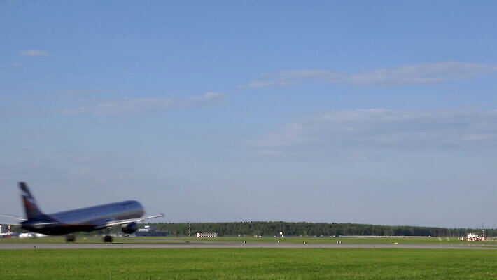 구름 여행 날개 비즈니스 교통시설 하늘 휴가 비행기 사람없음 파란색 힘 기계 흰색 항공 속도 상업 상승 제트기 승객 이륙 엔진 대패 항공사 4K MOV 해외동영상 클립영상 자연요소 산업 컬러 교통 컨셉 항공교통 대중교통 시설 동영상 파일형식