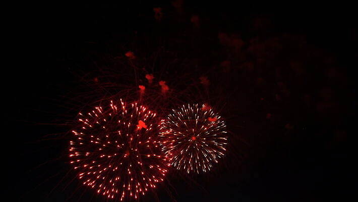 기념일 행복 컬러 백그라운드 하늘 불 추상 휴가 불꽃 새로움 기념 폭죽 불꽃놀이 이벤트 사람없음 장식 빨간색 빛 컬러풀 노란색 파티 검은색 축제 어둠 흰색 축하 생일 4 황금 야간 저녁 폭발 12월 연도 쇼 7월 독립 4K MOV 해외동영상 클립영상 자연요소 감정 컨셉 무늬 놀이 숫자 날짜 동영상 파일형식