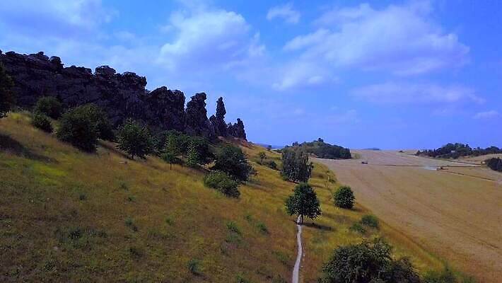 구름 공원 유럽 벽 여행 백그라운드 밭 자국 자연 하늘 산 독일 풍경 사람없음 야외 여름 파란색 컬러풀 하이킹 바위 역사 악마 부식 사암 내추럴 랜드마크 옛날 4K MOV 해외동영상 클립영상 자연요소 계절 공공시설 나라 컬러 농업 레저 돌_바위 생태계 동영상 파일형식