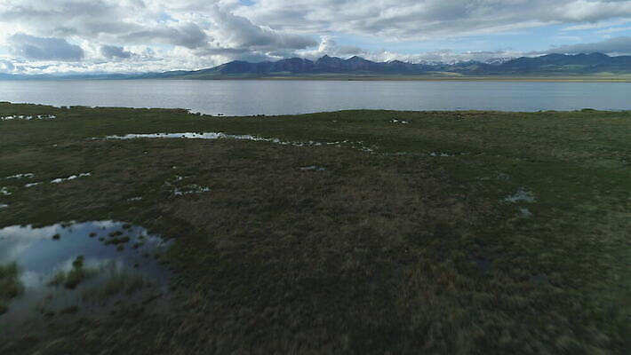 호수 자연 하늘 산 안테나 사람없음 갸우뚱 키르기스스탄 4K 설정숏 MOV 해외동영상 클립영상 통신 모션 촬영기법 생태계 동영상 중앙아시아 파일형식