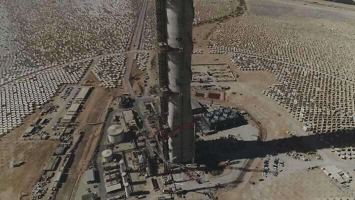 식물 산업 하늘 풍경 사람없음 야외 초록색 파란색 빛 글로벌 햇빛 태양 환경 탑 힘 재활용 장비 건설현장 사막 에너지 탐험 흰색 기름 석유 큼 기중기 생태계 태양에너지 가스 공학 개발 베터리 공급 4K MOV 해외동영상 클립영상 자연요소 건축물 교육 음식 컬러 건설업 중장비 그린에너지 크기 친환경 동영상 파일형식