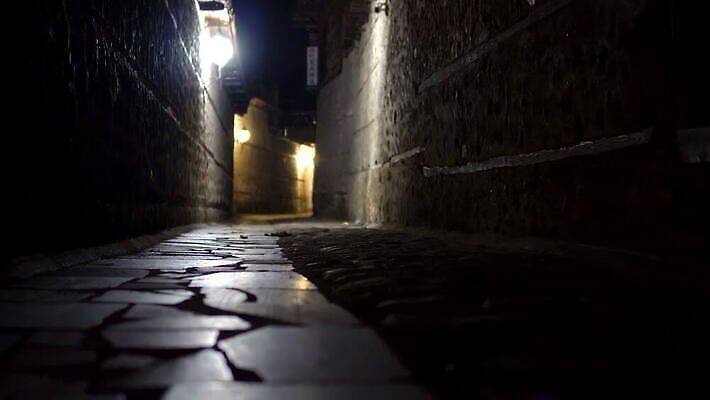 외관 도로 벽 건축양식 창문 모션 벽돌 거리 아파트 주택 사람없음 내부 건물 목재 빛 문 검은색 어둠 산책 손상 회색 골동품 램프 도시 범죄 역사 야간 신비 부식 통로 대문 타운 구식 그런지 깨짐 방법 빈민가 옛날 콘크리트 1인칭시점 4K MOV 해외동영상 클립영상 자연요소 나무 건축물 시선 건축 길 컬러 컨셉 재료 교통시설 휴식 조명 동영상 파일형식